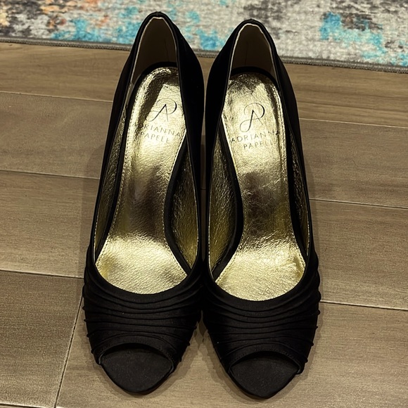 Used but in good condition black 2 inch shoes - Picture 2 of 2